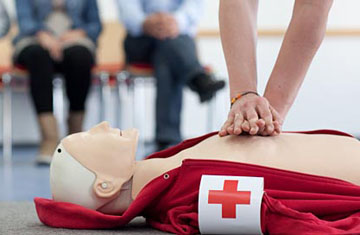 Foto: Wiederbelebungsmaßnahmen an der Trainingspuppe.